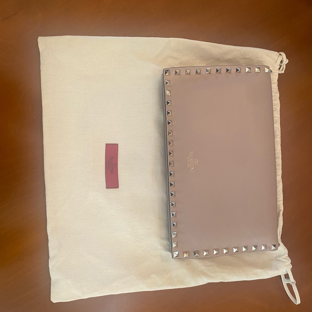 Valentino Clutch Rockstud Flap
Leather Wristlet comes w/dust bag NEVER EVER USED - Picture 3 of 4